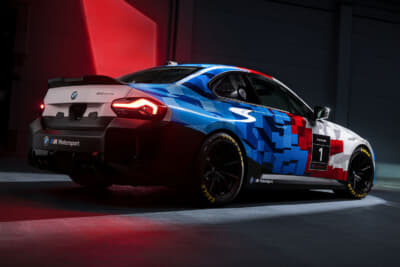 BMW「M2 Racing」：車両価格は2100万円。右ハンドル、AT仕様で、ボディカラーはアルピンホワイトIIIのモノトーン仕様となる
