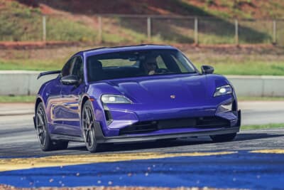 ポルシェ タイカン ターボGT：軽量化や空力性能を高める「ヴァイザッハ・パッケージ」を搭載する