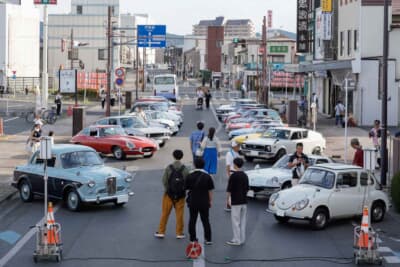 昭和16年から昭和33年に十字路へと整備されるまでは、ヨーロッパで一般的な交差点「ラウンドアバウト」だった錦町十字路。その周辺から市街地にかけて、約20台の国内外クラシックカーが展示された