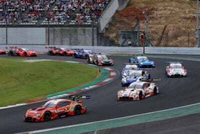 スタート直後、トップ3のENEOS福住選手、au TOM'S山下選手、KeePer CERUMO石浦宏明選手に順位変動はなかった