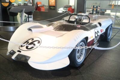 シャパラル 2：シャパラル・カーズの処女作となった1963年式のCan-Amカーがシャパラル2（2Aとも） 。アルミで補強した強化プラスチック製モノコックにシボレーのV8を搭載。同年秋に実戦デビューを果たしている