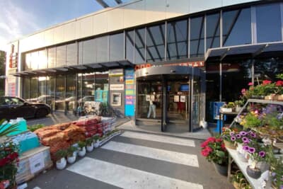 ATMからガーデン用品、お花から食料品、レストランが併設するルクセンブルクのガソリンスタンド。ただし、ガソリン以外は価格が高い！