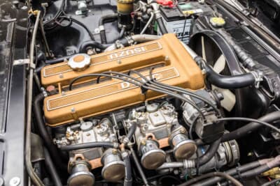 いすゞ 117クーペ：XGに搭載されていた2L直4DOHCに載せ替え、NISMO/SOOLEXの44φを2連装している