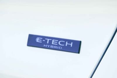 ルノー キャプチャーエスプリアルピーヌ　フルハイブリッド：リアハッチには「E-TECH HYBRID」のエンブレムを装着