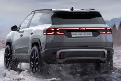 ジープ・コンパス4xe：リアには牽引フックを装備し、アウトドアの実用性を高めている