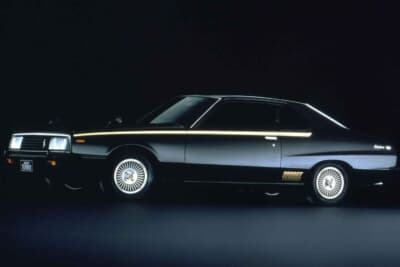 日産 スカイライン2000GT-ES。1970年代後半にSOHCしか持たない日産に対して、トヨタが「名ばかりのGT達は道を開ける。ツインカムを語らずに真のGTは語れない」のキャッチコピーを放ったのは有名。日産はそれをターボで逆襲した