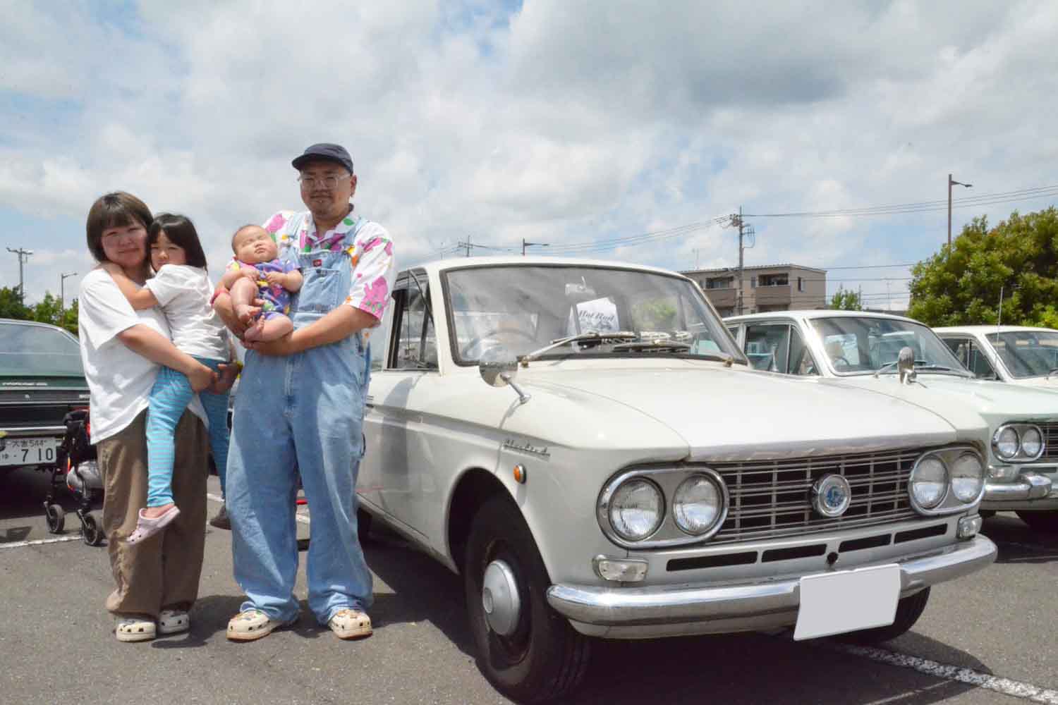 ダットサン410型「ブルーバード」にベビーシートを装着して家族4