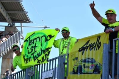 1コーナースタンドでマンタイレーシングのポルシェを熱心に応援していたファンのみなさん