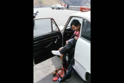 いすゞ ベレットGTR：ベレG-Rで着替え中の筆者。バイクの撮影に行った時のカット。後にほんの少し見えるスズキRGが撮影バイク