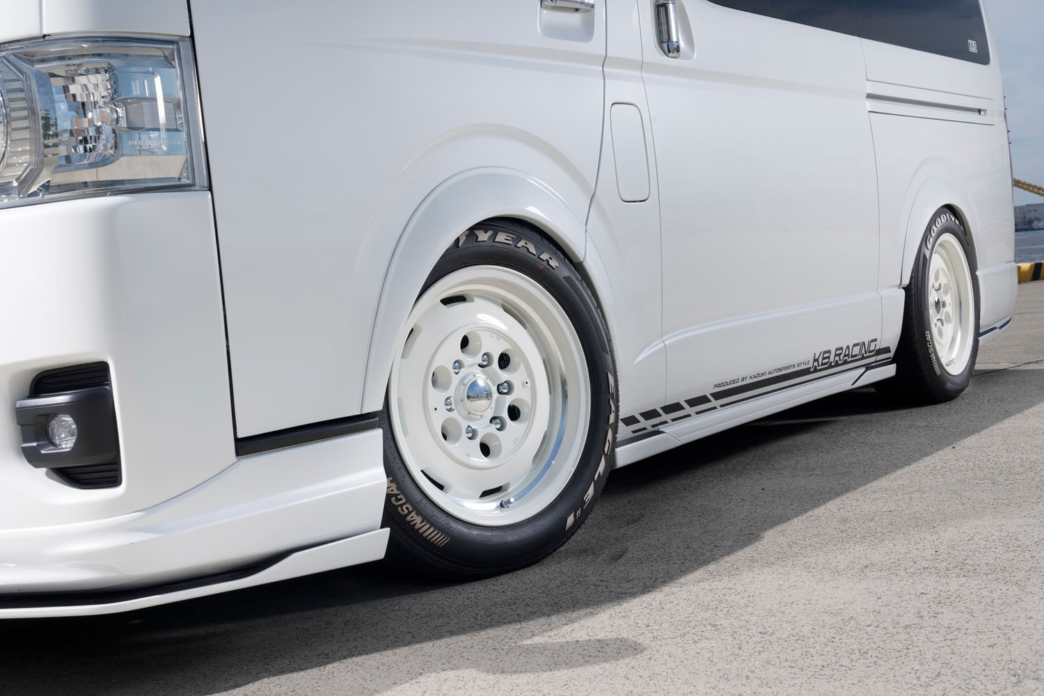 バンライフにもマッチ！ トヨタ「ハイエース」の足もとをクラシックに