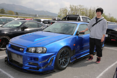 迫力あるR34 GT-Rとオーナーの“ゆ”さん