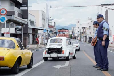 警察の誘導に従い、錦町通りへと搬入される「クラシックカー in 桐生八木沢節まつり」の参加車両たち