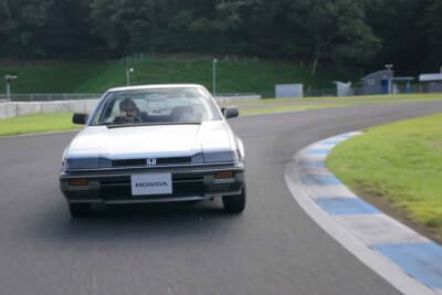 ホンダ プレリュード：フロントサスペンションはダブルウィッシュボーンを採用