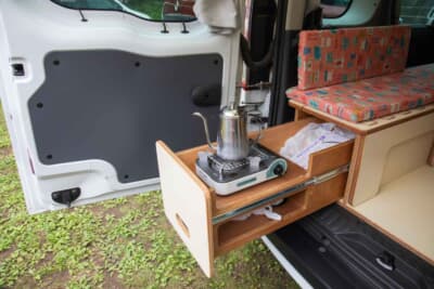 ルノー カングー：コンロもシート下に収納される。車中泊後の目覚めのコーヒーはもとより、簡単な調理も楽にできる。普段はコンパクトに収納できるのも、お気に入りのポイントだ