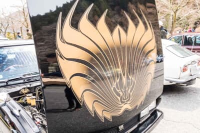 いすゞ 117クーペ：純正ではブラックボディにオレンジラインが入るが、ボンネットにはXC-J用の唐獅子デカールをベースにブラックボディに映えるゴールドで作成