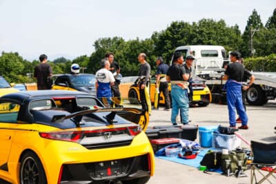 走るオフ会という言葉どおり、パドックは非常にアットホームだ。誰かのクルマにトラブルがあれば全員が力を合わせて復旧を手伝う