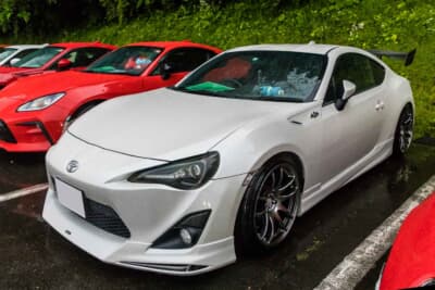 トヨタ 86:フロントリップやサイドスカートはモデリスタ製、リアバンパーやマフラーはTRD製をチョイス