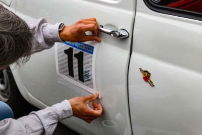 フィアット 500L:ゼッケンを貼ったりする走行前の準備も含め、レース活動を楽しんでいる