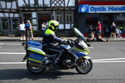 イベント会場の近くを駆け抜けて行った白バイはBMW製でした