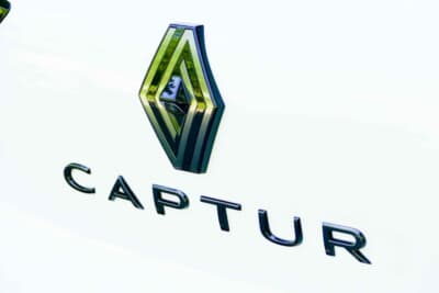 ルノー キャプチャー：リアのエンブレムはセンターにシンプルに配置される