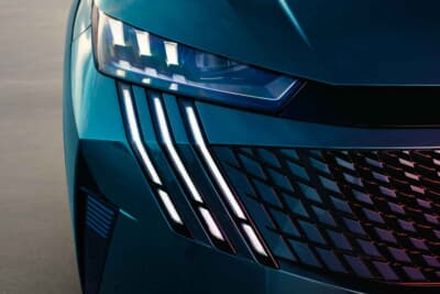 プジョー3008：ライオンの爪痕をイメージしたマトリックスLEDヘッドライト