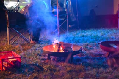 キャンプでは焚火だけでもテンションが上がりますよね