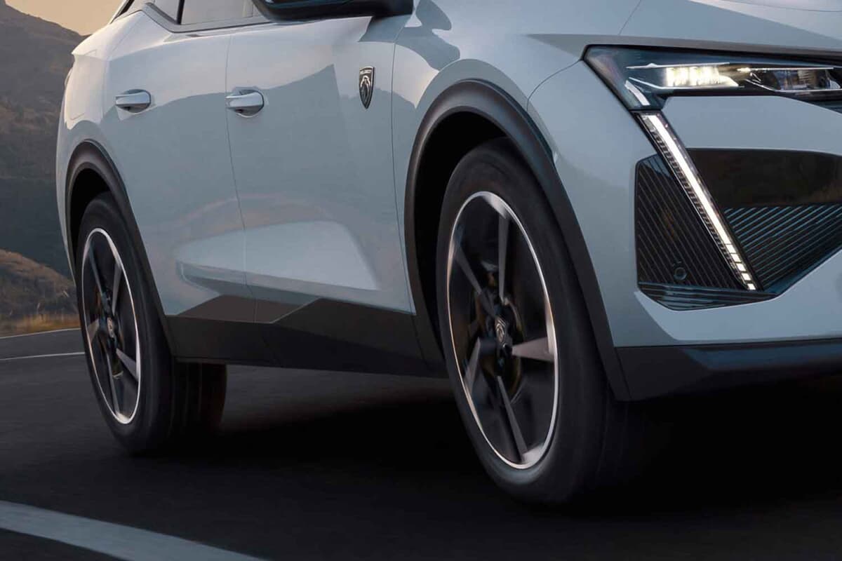 プジョー新型「408GTハイブリッド」はマイルドHVでも電動走行が