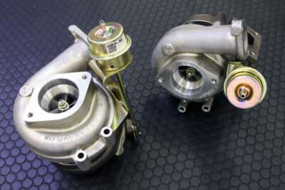 排気ガスを使ってタービンを回し、コンプレッサーで空気をより多くエンジンへと送り込むタービン