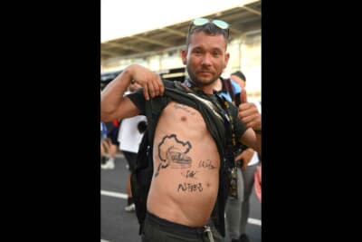 お目当ての選手にサインを貰って嬉しそうでしたが、この日はお風呂に入れませんよね(笑)