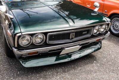 日産 ローレル：マツダ「デミオ」のグリーンにペイントされたボディにクロームのフェンダーアーチモールが残り、各部のエンブレムやバッジ類も揃う、ツウ好みの仕上がりだ