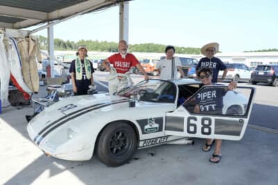 お揃いのチームTシャツでアピールするパイパーチームであるが、主催者の金子さんはなぜかビッグヒーレーチームのものを着用。その訳は、なんとこの日3台のマシンに乗車したからだ