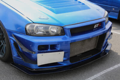 R34 GT-R：左右に装着した2枚のカナードと張り出し量を拡大したリップでダウンフォースを強化