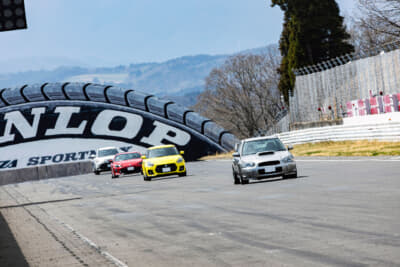 スーパーGTなどのビッグレースが開催される国際サーキット。自分のクルマでヘルメットも被らずに走れるチャンスはかなり貴重だ