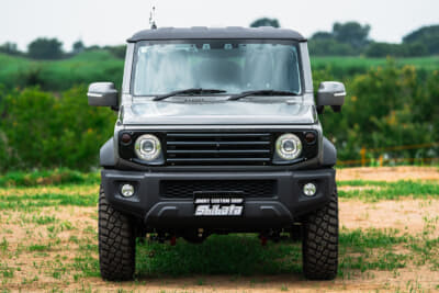 スズキ「ジムニーノマド」にデータシステムのオリジナルフロントグリル(カメラ内蔵タイプ)を装着