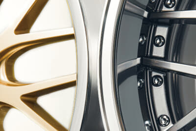 左のカールリップはプレーンな印象。一方、右のスーパーフランジリムは最外部にシャープなアクセントが付きスポーティだ