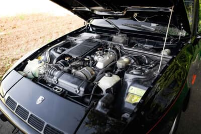 9万スイスフラン~12万スイスフラン(邦貨換算約1660万円〜約2200万円)で現在も販売中のポルシェ「924カレラGT」(C)Bonhams