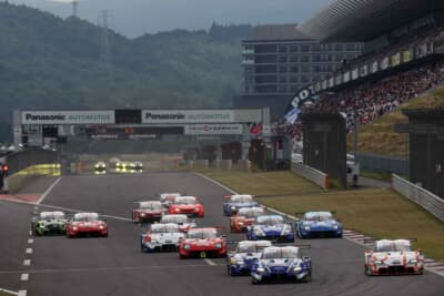 スタートでは、3番グリッド出走の38号車 KeePer CERUMO GR Supra の大湯都史樹が au TOM'S 坪井をオーバーテイクして2番手に浮上