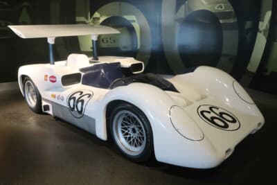 シャパラル 2E：リアウイングを高く掲げたスタイルが大きな特徴の1966年式Can-Amカーが2E。ウイングを ボデイ本体から離して高くマウントすることで大きなダウンフォースを生む、とレース 界に広く知らしめた