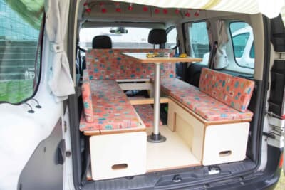 ルノー カングー：シート展開。このソファー状態でテーブルを出してのんびりと過ごすのも、普段は数字と戦っているSatoogooさんご夫婦の憩いの時間になっている