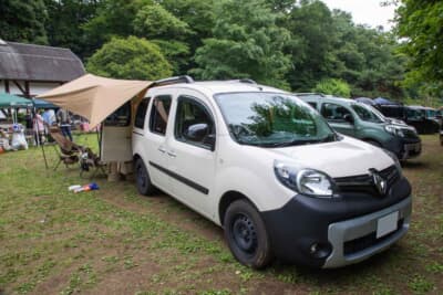 ルノー カングー：フロントまわりからでも、タープを張ったアウトドア仕様がカングーの使い方を物語る。日常からキャンプまでフル活用されている様子が伝わってくる