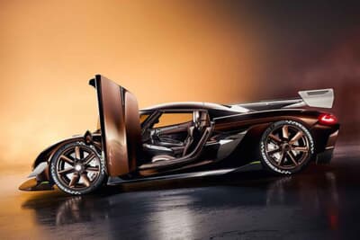 ケーニグセグ・サダイアーズスピア：ドアは変形シザースタイプ