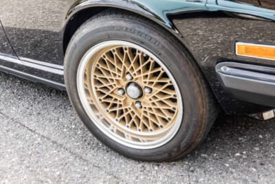 いすゞ 117クーペ：スポーク部分をゴールドに塗装したSSRメッシュホイールを装着し、全体をブラックとゴールドで統一している