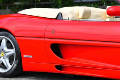 9万7750ポンド（邦貨換算約1444万円）で落札されたフェラーリ「F355スパイダー」（C）Bonhams