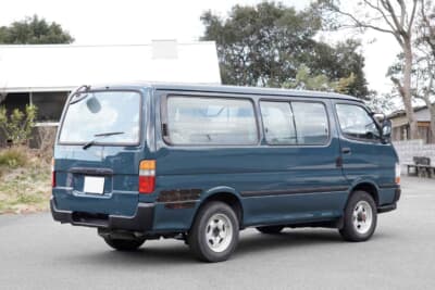 トヨタ ハイエース：国内外のクルマを楽しんできたヒラタさん。これに乗ったら戻れないという予想は見事に的中した。30万kmを目前にお色直しを施したトヨタ ハイエース スーパーロングは平成6年式だ