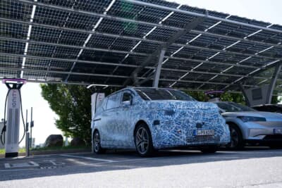 メルセデス・ベンツVLE：シュトゥットガルトの気温は11度。ローマは33度。その差22度で、車内気温はエアコンで22度をキープ