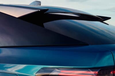 プジョー3008：フローティングリアスポイラーがダイナミックな印象を与える