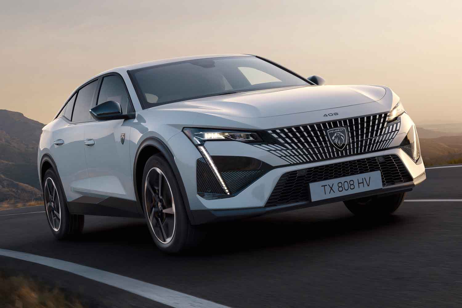 プジョー新型「408GTハイブリッド」はマイルドHVでも電動走行が大得意