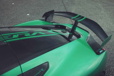 リマック・ネヴェーラR:新設計の固定式リアウイングで最大ダウンフォースは15%向上