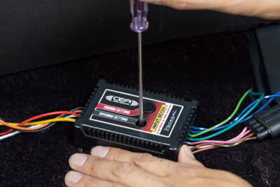 オープニングアクションは6種類、エンディングアクションは2 種類から選べる構成。切り替えはユニット本体の防水ゴムキャップを外し、マイナスドライバーでダイヤルを回すだけのシンプルな操作だ。純正状態への復帰もこのダイヤルで可能なので、いつでもノーマル仕様に戻せるので安心