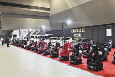 オートメッセin愛知でもっとも巨大なブース。BRIDEとしても過去最大規模44脚を展示した